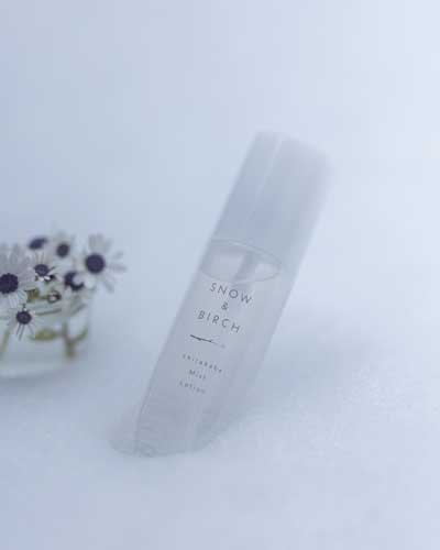 真っ白な雪と『雪と白樺。』ミストローションのボトル